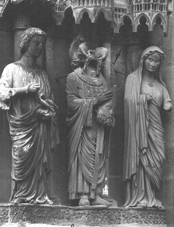Noordfacade, middenportaal, linker portaalwang: sint Nicasius groep (drie beelden)