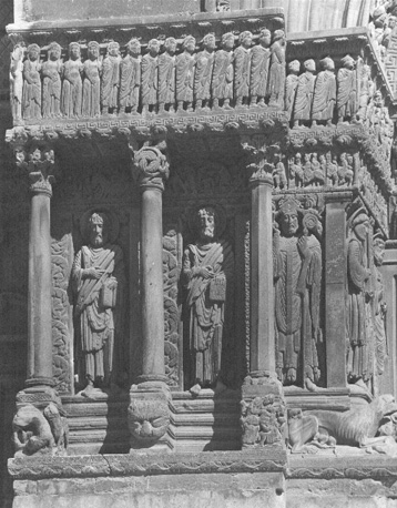 Westfaçade, hoofdportaal, linkerzijde: (van rechts naar links) beelden van sint Trophime, sint Jacobus de Mindere, sint Bartholomeus; latei: processie van de uitverkorenen.