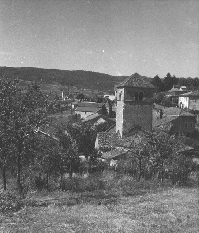 Berzé-la-Ville met op de achtergrond Chapelle des Moines (op de voorgrond église Notre-Dame ?)