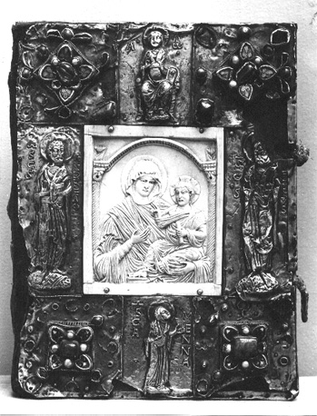 Boekband met ivoren Madonna- Hodegetria in het centrum, omringd door de heiligen Andreas, Petrus en Menna, en Christus. Op de hoeken ornamentale versieringen.