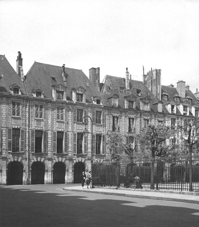 Zicht op huizen aan de Place des Vosges