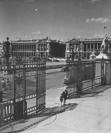 Zicht op de Place de la Concorde vanuit de toegangspoort naar de Jardins des Tuileries