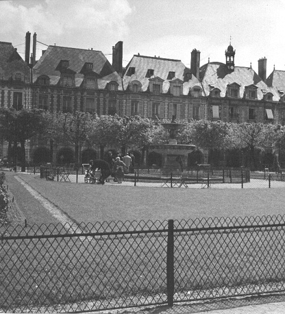 Park en huizen aan het Place des Vosges
