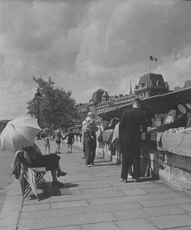 Boekstalletjes aan de Seine in de jaren vijftig; op de achtergrond het Musée du Louvre