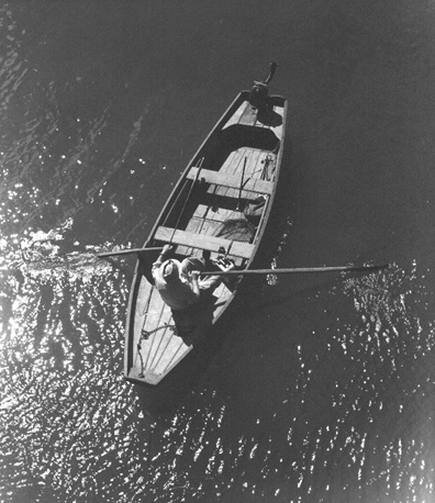Man in roeiboot, van bovenaf gezien