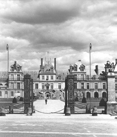 Zicht op kasteel: Cour des Adieux, staatsietrap, vanuit de toegangspoort