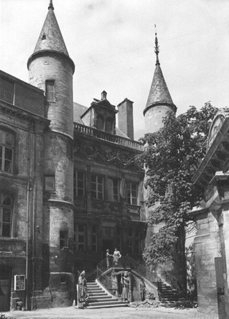 Zicht op facade van kasteel (?) met staatsietrap