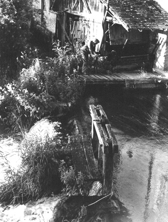 Sluis in een rivier (Seine?), met een man op de achtergrond