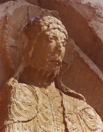 Timpaan, Christus in mandorla (Majestas Domini) vergezeld door de symbolen van de Vier Evangellisten; detail: hoofd van Christus