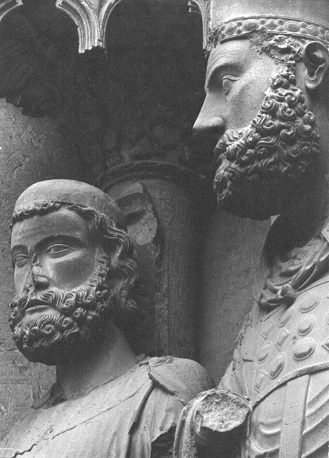 Noordfacade, middenportaal, linker portaalwang, sint Remigius groep, detail: hoofden van Chlodovech (li.) en Remigius (re.)