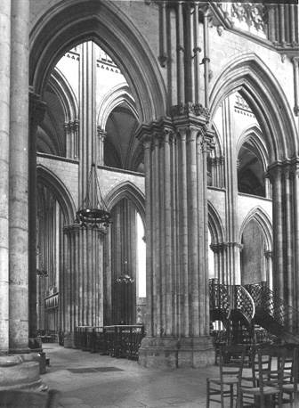 Zicht op middenschip en zuidelijk transept vanuit het noorden