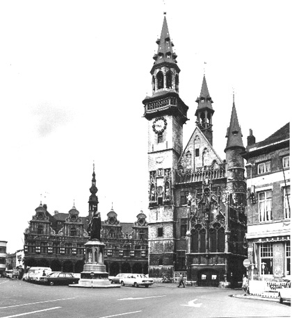 Grote Markt met Belfort, links: hotel Beurs van Amsterdam