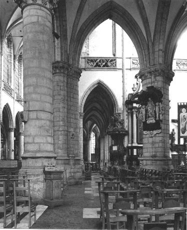 Zicht door het zuidelijk transept, in zuidelijke kooromgang vanuit het westen