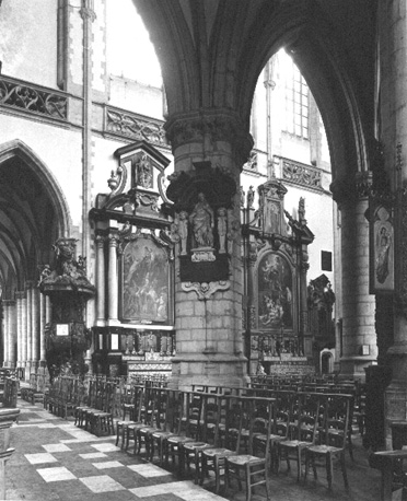Zicht op oostelijke zijde van het zuidelijk transept; links: preekstoel (1805), twee schilderijen
