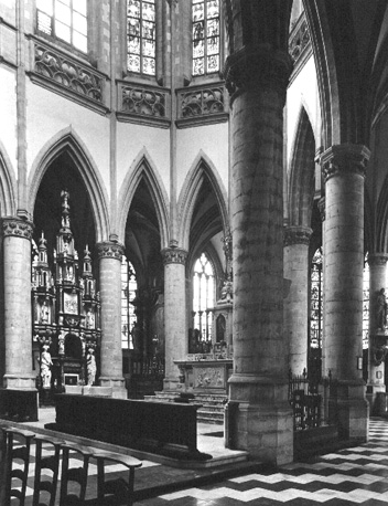 Koor gezien vanuit de zuidelijke kooromgang, aan noordzijde: sacramentstoren