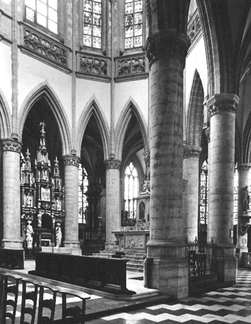 Koor gezien vanuit de zuidelijke kooromgang, aan noordzijde: sacramentstoren
