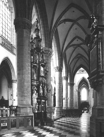 Noordelijke zijde van kooromgang met sacramentstoren