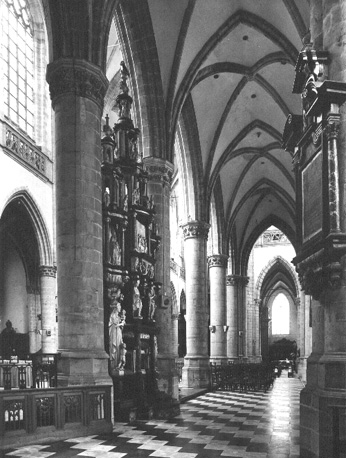 Noordelijke zijde van kooromgang met sacramentstoren