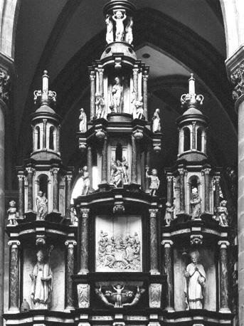 Bovenste deel van sacramentstoren in noordelijke zijde van het koor, gezien vanuit het koor
