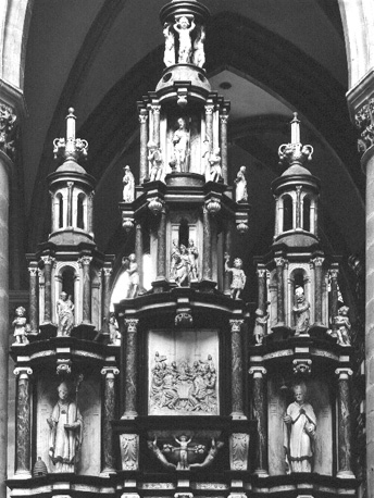 Bovenste deel van sacramentstoren in noordelijke zijde van het koor, gezien vanuit het koor
