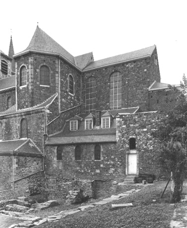 Zuidelijk transept en koor vanuit het zuiden