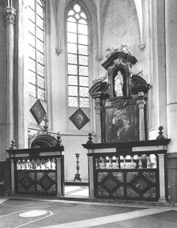 Rubenskapel: grafmonument van P.P.Rubens. altaar met beelden, schilderij "Maria met Christuskind en heiligen"