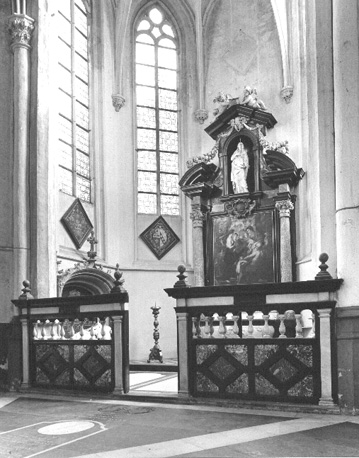 Rubenskapel: grafmonument van P.P.Rubens. altaar met beelden, schilderij "Maria met Christuskind en heiligen"