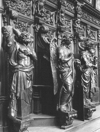 Biechtstoel met beelden, van links: sint Andreas, twee engelen met symbolen van de tijd