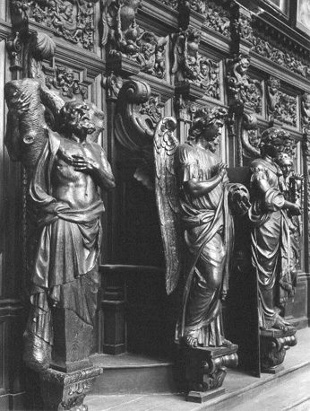Biechtstoel met beelden, van links: sint Andreas, twee engelen met symbolen van de tijd
