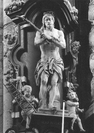 Beeld "Ecce Homo" bij de ingang van het koor