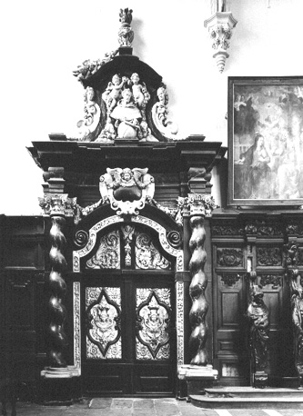 Gebeeldhouwde poort