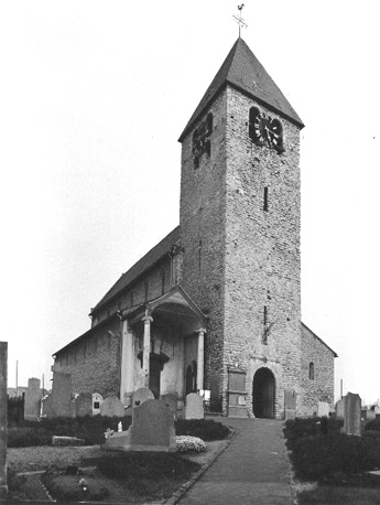 Westzijde met toren en portaal (aan noordelijke zijbeuk) met een Calvarie