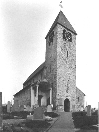 Westzijde met toren en portaal (aan noordelijke zijbeuk) met een Calvarie