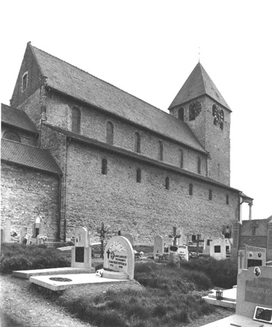 Zicht op begraafplaats en noordzijde van kerk