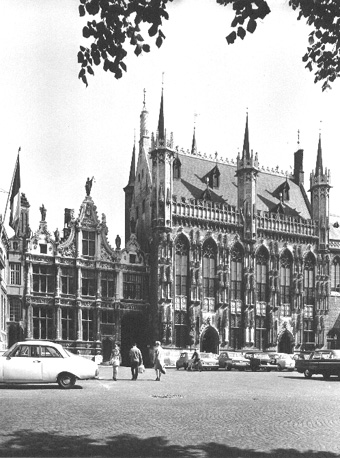 Zicht op stadhuis en de voormalige griffie