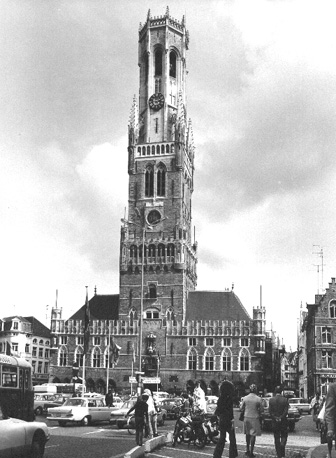 Belfort en de (markt-) hallen met zijgevels op de markt