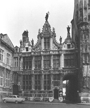 Zicht op de facade van de voormalige Griffie (links van het stadhuis)
