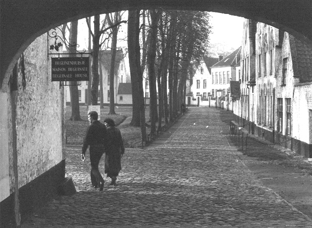 Zicht op begijnhof vanuit de ingang