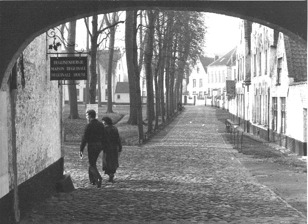 Zicht op begijnhof vanuit de ingang