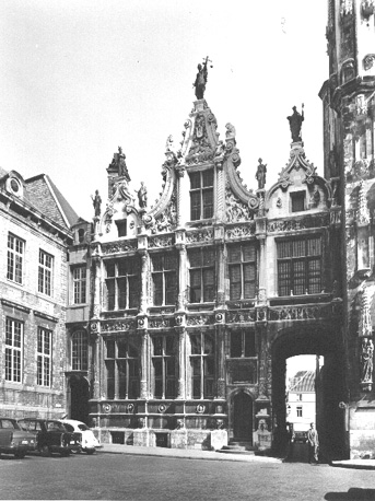 Zicht op de facade van de voormalige Griffie (links van het stadhuis)