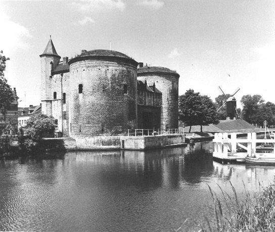 Kruispoort met wallen