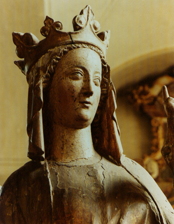 Staande Maria met druiventros in rechterhand en Christuskind op linkerarm, detail: hoofd van Maria, met kroon