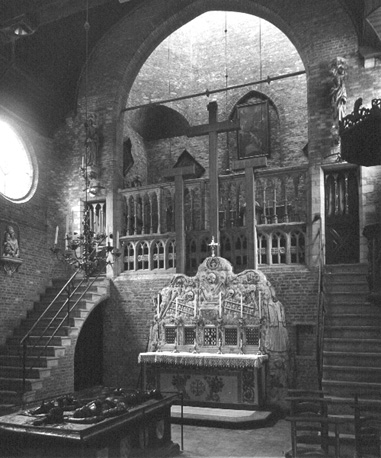 Koor: Calvarie-altaar ('Arma Christi') en graftombe van Anselmus Adornes en zijn vrouw
