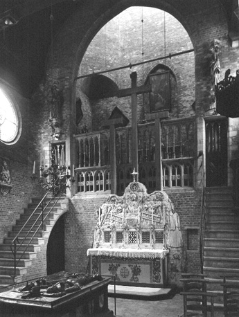 Koor: Calvarie-altaar ('Arma Christi') en graftombe van Anselmus Adornes en zijn vrouw