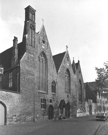 Gevel van de kerk (drie delen)