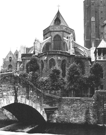 Zicht op koor en toren vanuit het oosten; links: Bonifatiusbrug