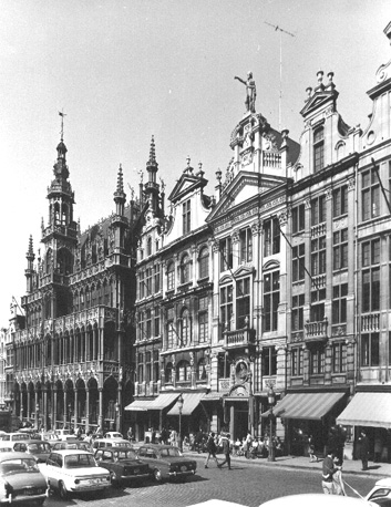 Verschillende huizen aan de Grote Markt, links het Broodhuis