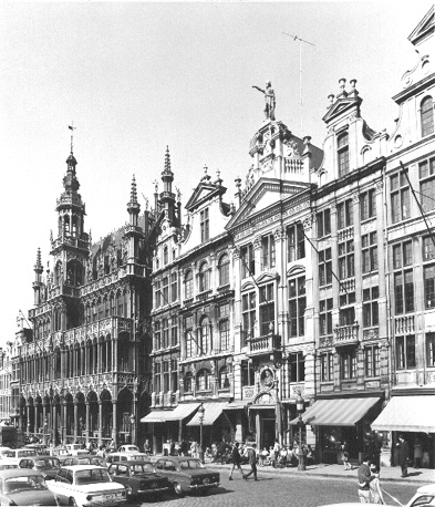 Verschillende huizen aan de Grote Markt, links het Broodhuis
