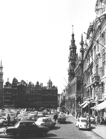 Zicht op de Grote Markt; rechts het Broodhuis