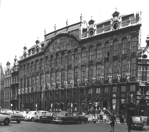 Zicht op de Grote Markt: ensemble van corporatieve huizen, achter een gemeenschappelijke facade